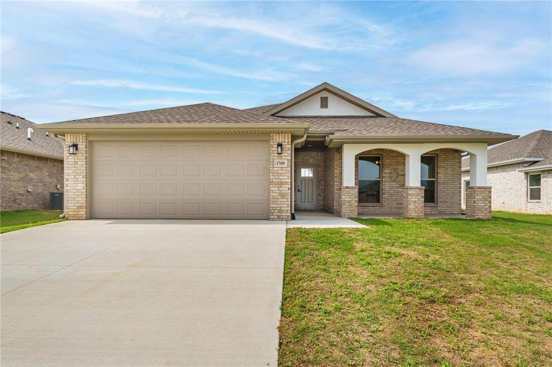 Property Photo:  1709 Edwards Street  AR 72751 