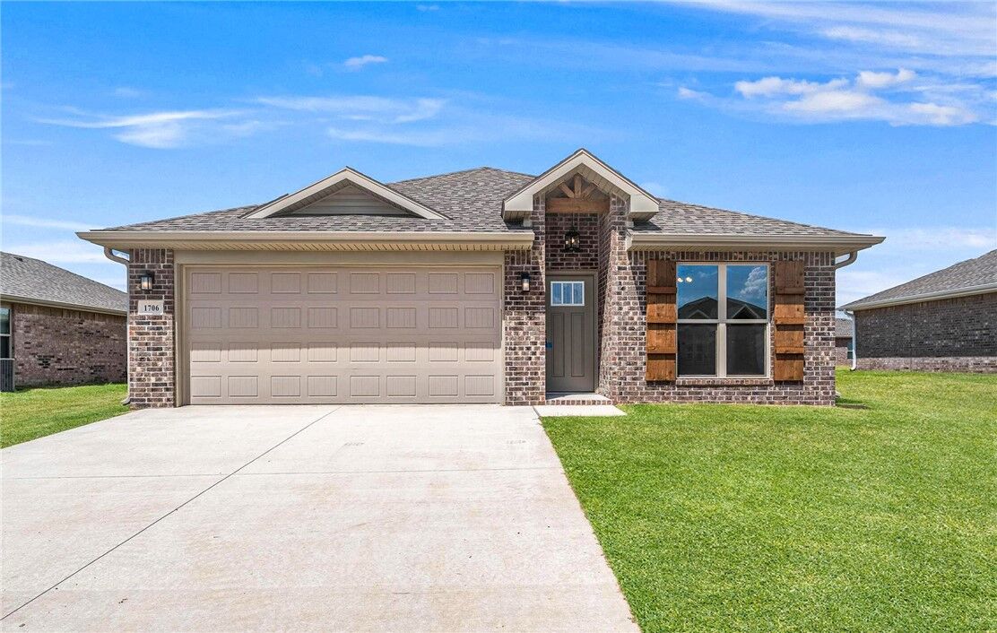 Property Photo:  1705 Ferguson Street  AR 72751 