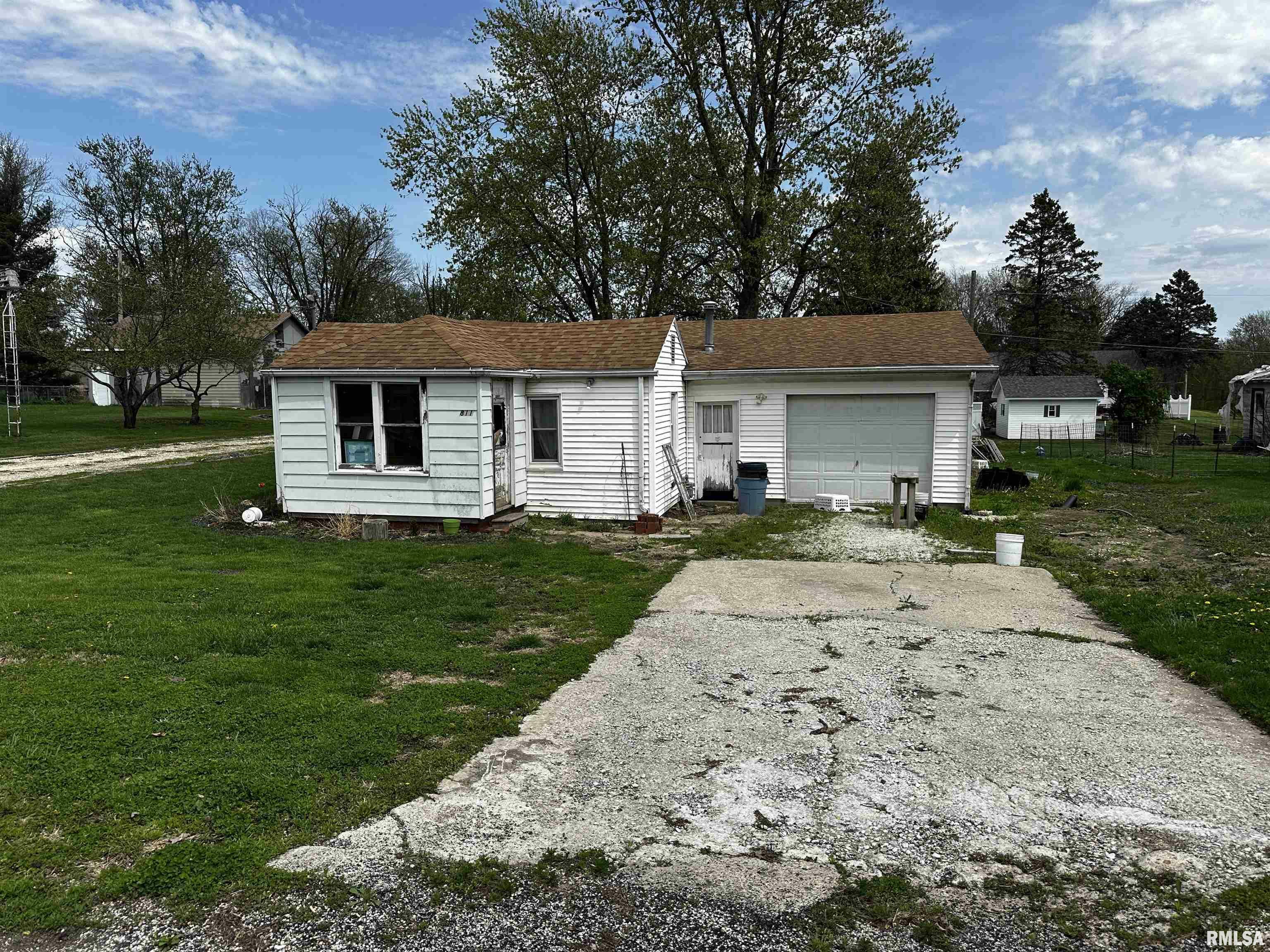 Property Photo: 811 N 10th Avenue IL 61520