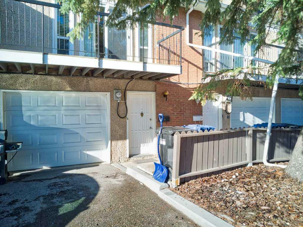 Property Photo: 643 4 Avenue NE 22 AB T2E 0J9