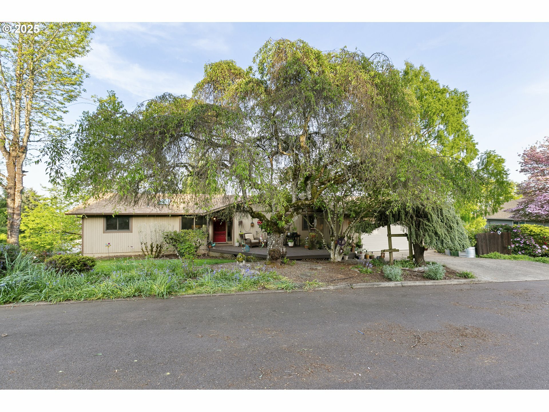 Property Photo: 225 NW Brier Ave OR 97115