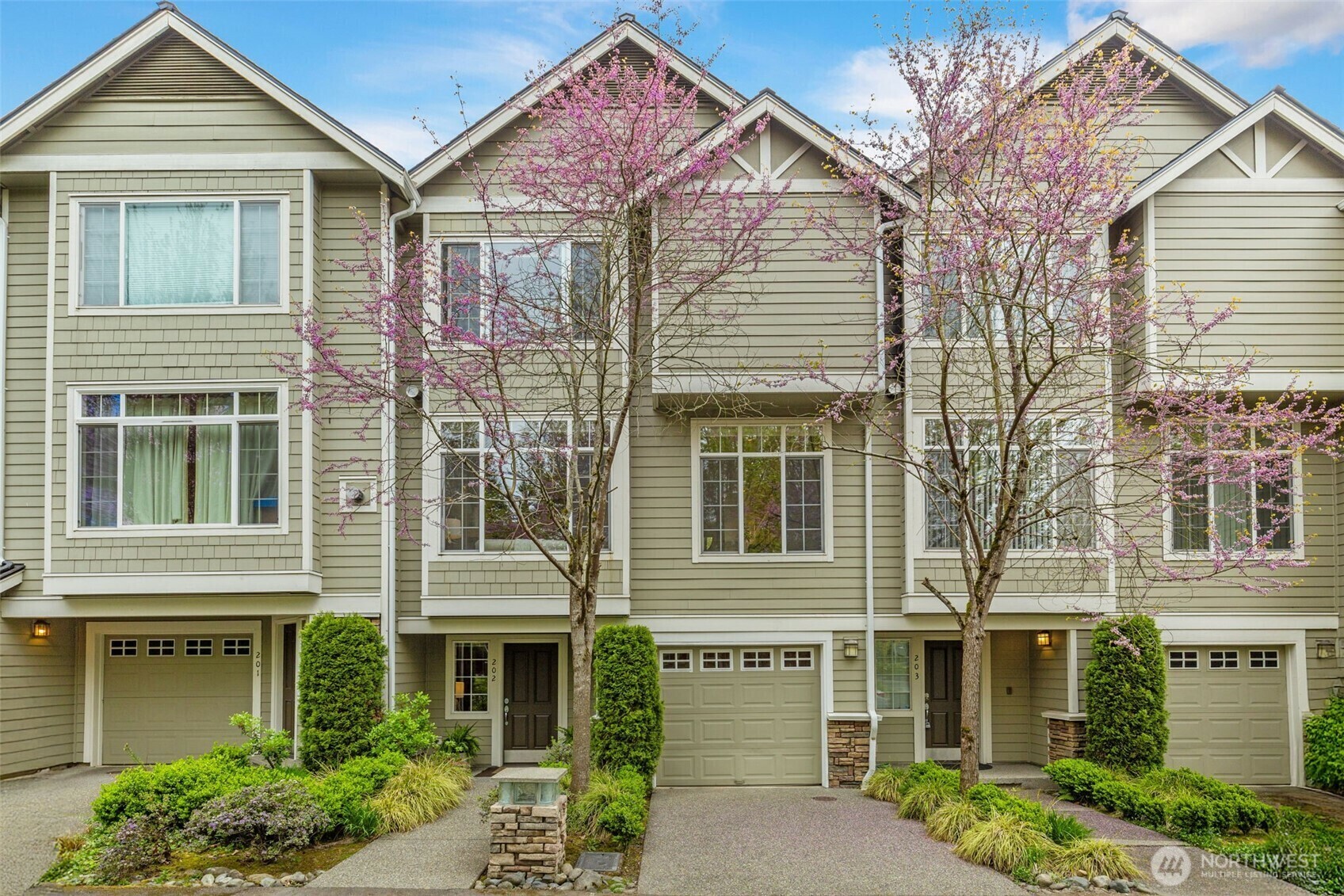 Property Photo: 11800 SE 4th Place 202 WA 98005