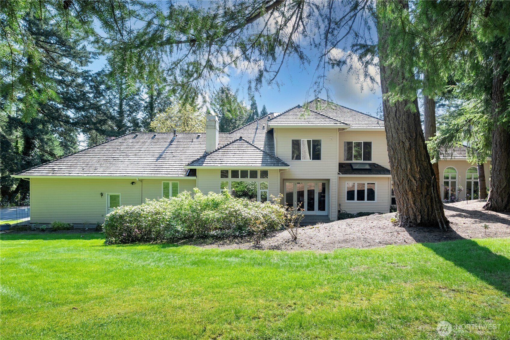 Property Photo: 13646 NE 37th Pl WA 98005