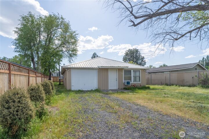 Property Photo:  19160  Franklin Street NW  WA 98851