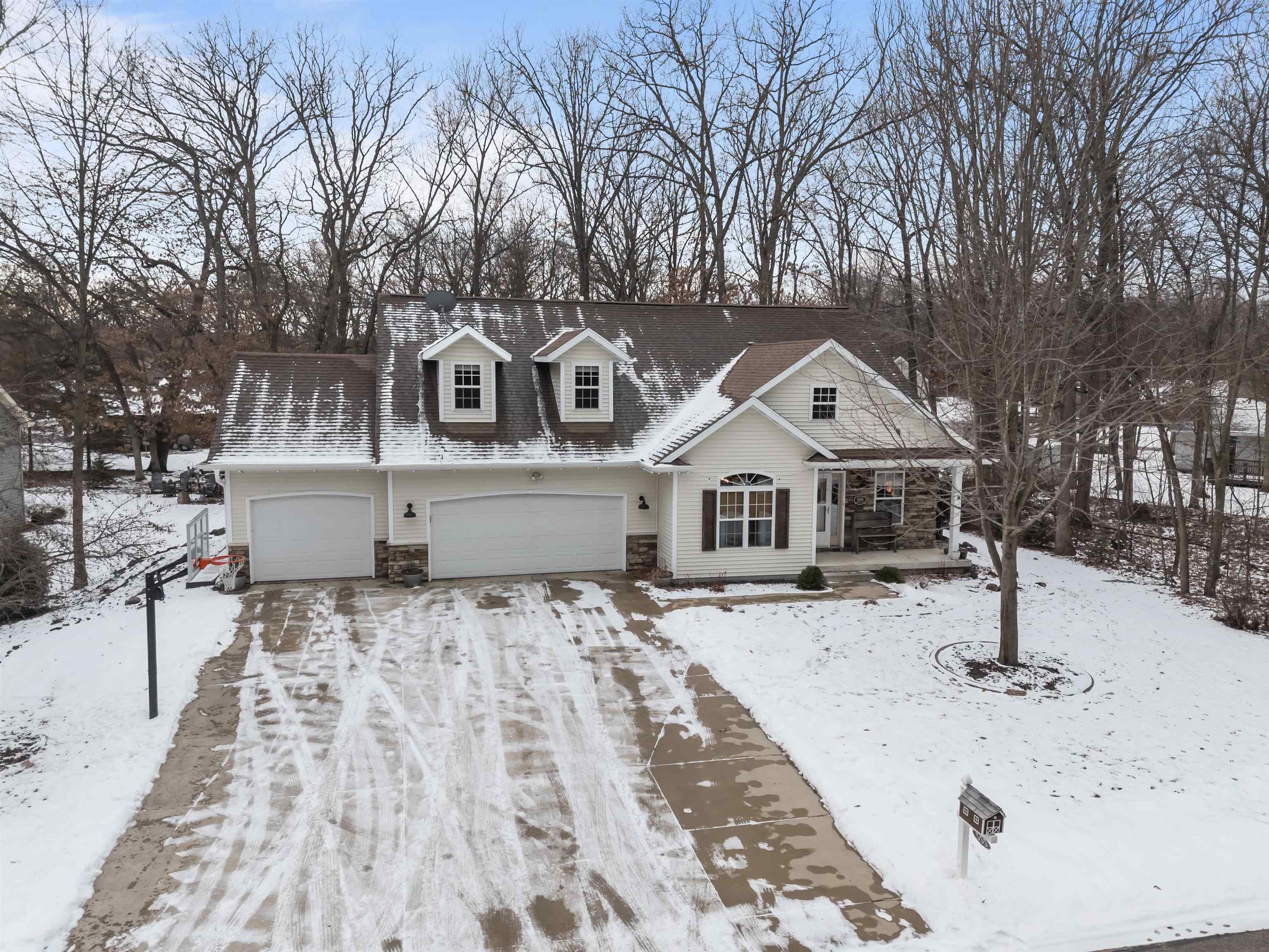 Property Photo: 555 Woodland Circle WI 54981