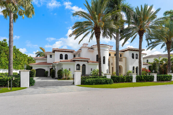 Property Photo:  251 W Coconut Palm Road  FL 33432