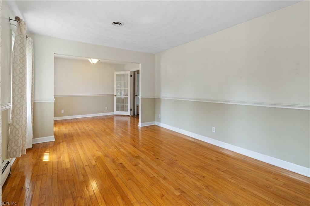 Property Photo: 1532 Forest Glen Cir VA 23434