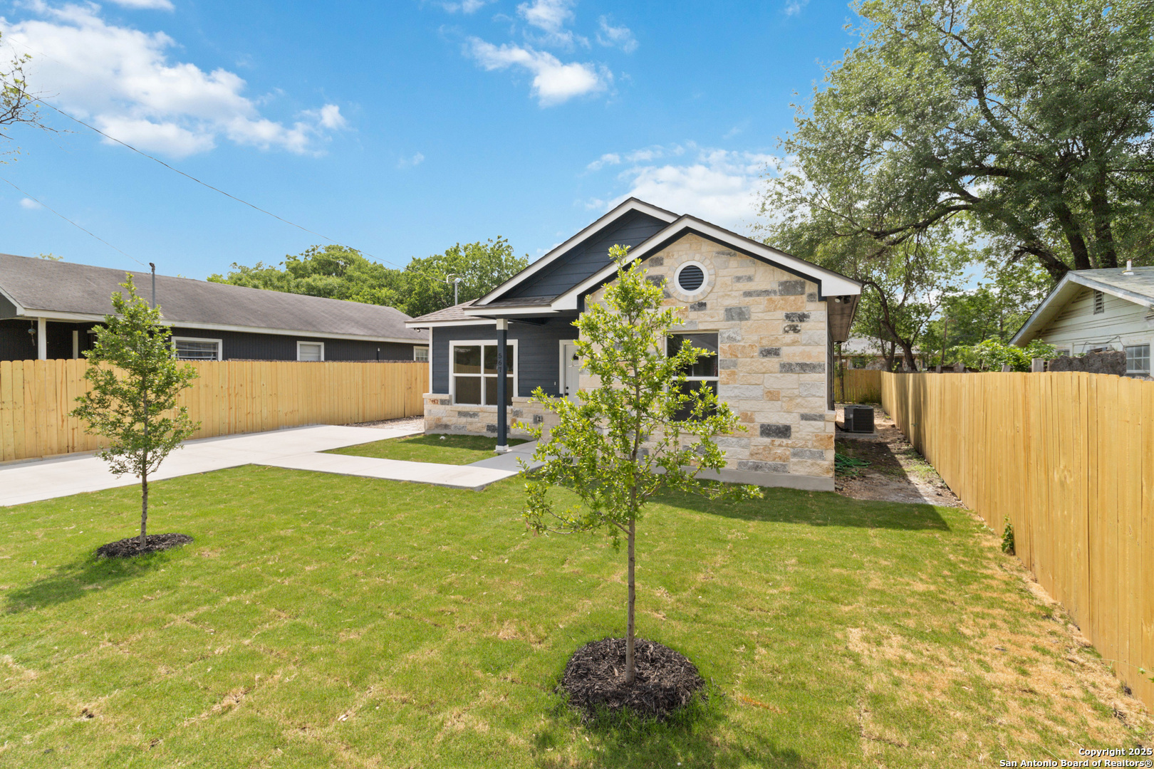 Property Photo: 567 N San Horacio TX 78228