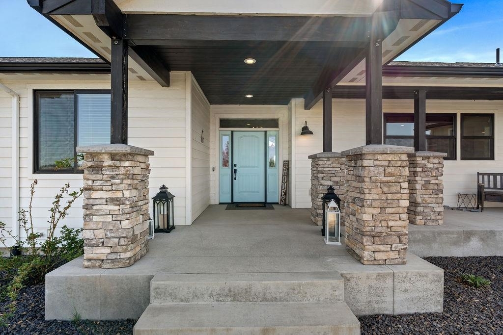 Property Photo: 21315 N Division Rd WA 99005