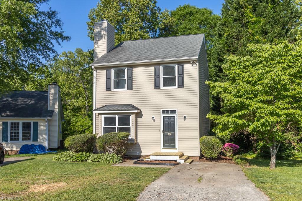 Property Photo: 19 Gatehouse Lane NC 27407