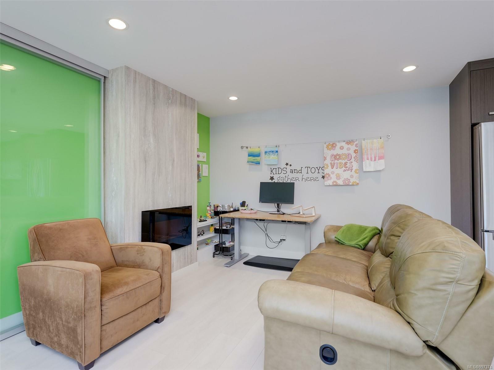 Property Photo: 254 Ontario St BC V8V 1N2