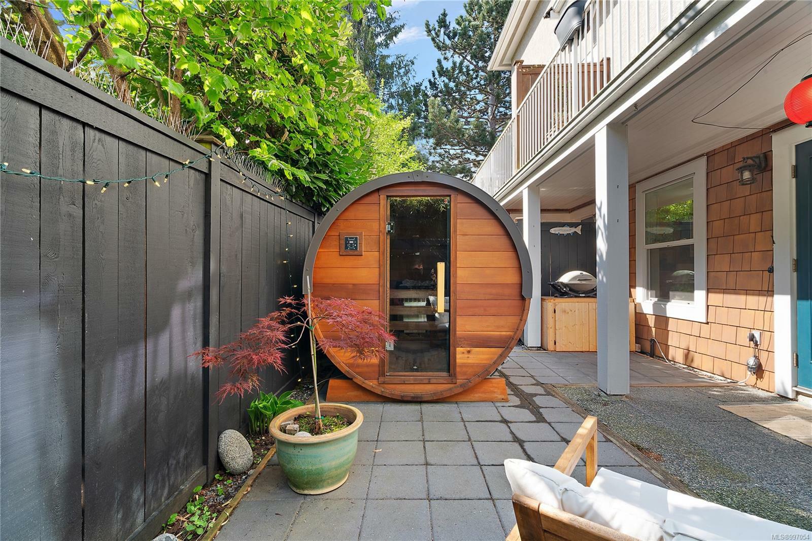 Property Photo:  833 Princess Ave 2  BC V8T 1K7 