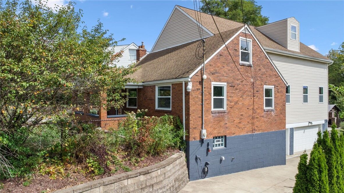 Property Photo:  3302 Crestview Dr  PA 15137 