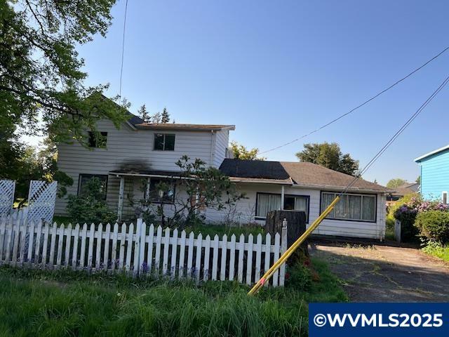 Property Photo: 1514 E 7th St OR 97132