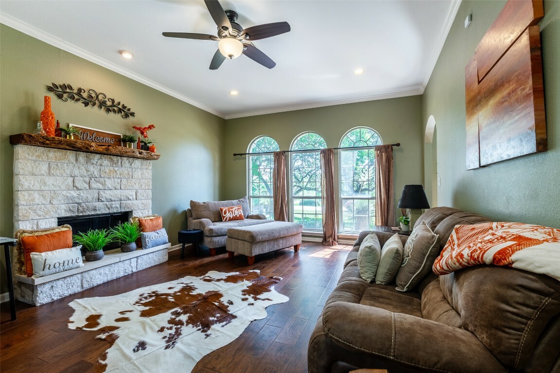 Property Photo: 511 Shadywood Lane TX 78620