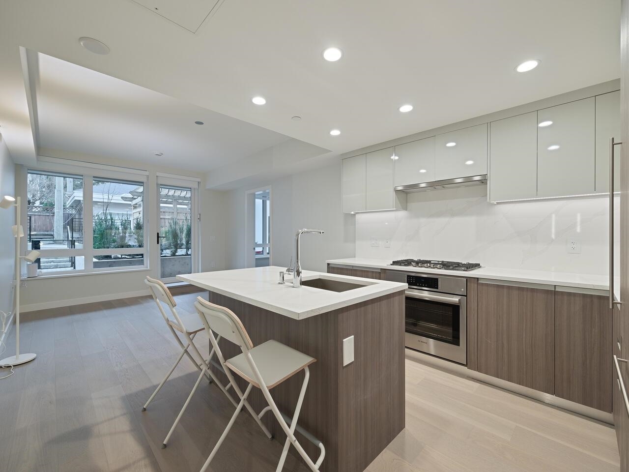 Property Photo: 485 West 63rd Avenue 103 BC V5X 2J3