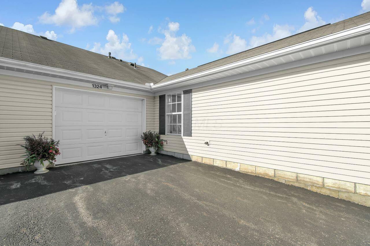 Property Photo: 1324 Hillview W Circle OH 43055