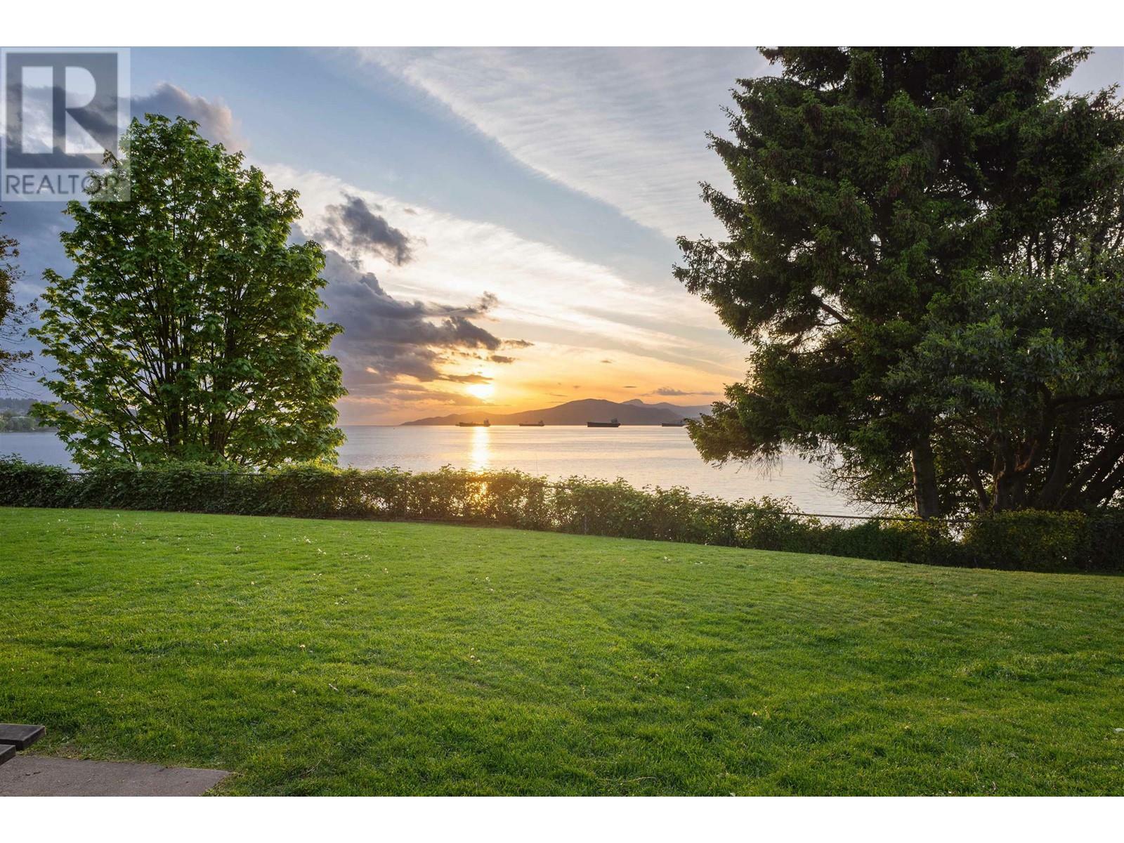 Photo de la propriété:  1428 Trafalgar Street  BC V6K 3R3 