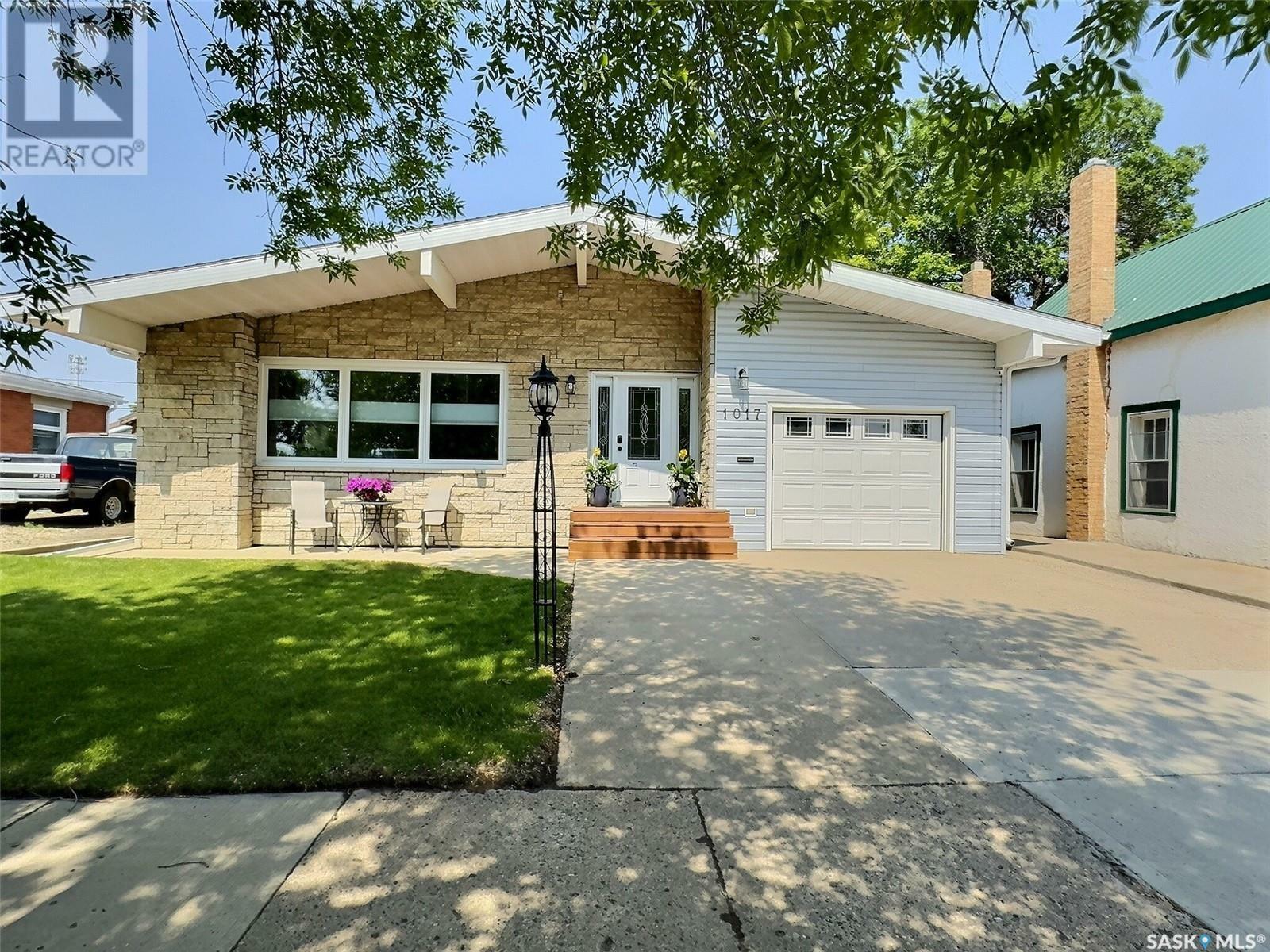 1017 2nd Street  Estevan SK S4A 0L6 photo