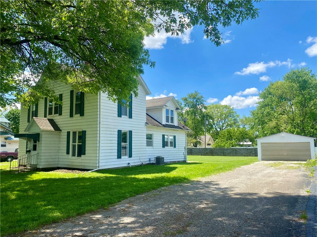 Property Photo: 305 N Poplar Street IL 62510