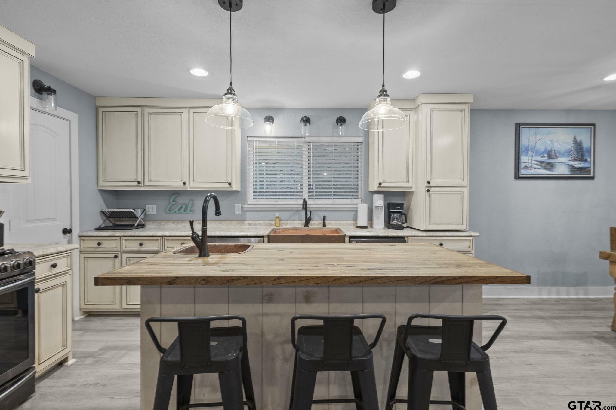 Property Photo: 446 Pinemont Dr TX 77659
