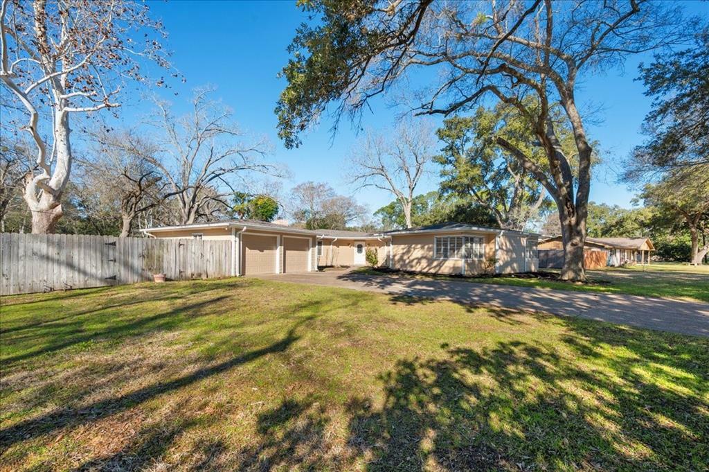 Property Photo: 1905 Avenue D TX 77493
