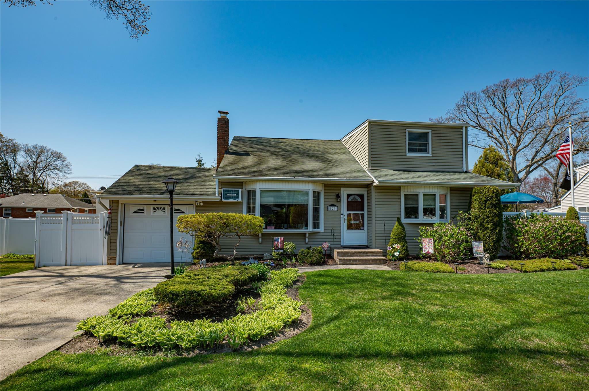 529 Myrtle Avenue  West Islip NY 11795 photo