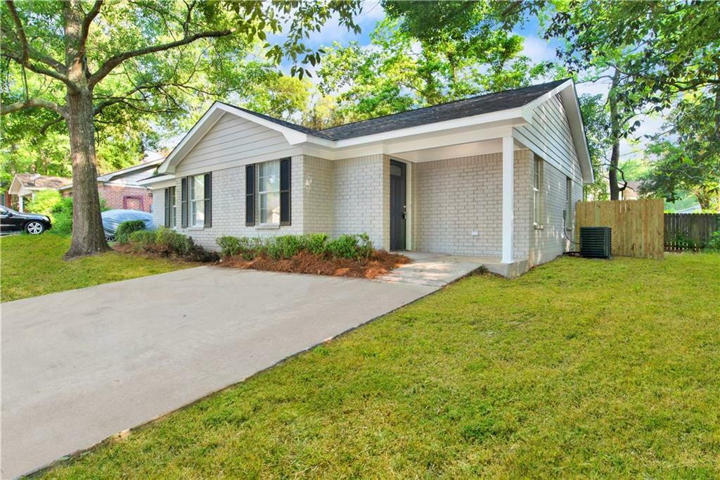 Property Photo: 2504 Oakmont Court AL 36605
