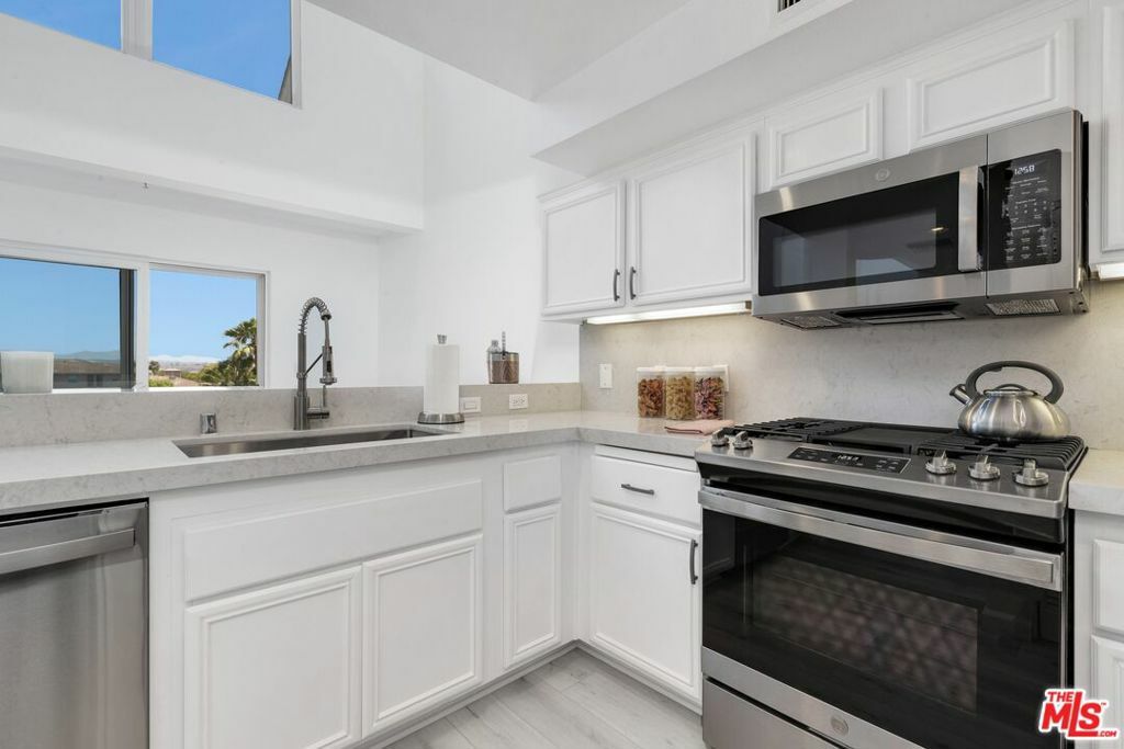 Property Photo: 13200 Pacific 410 CA 90094