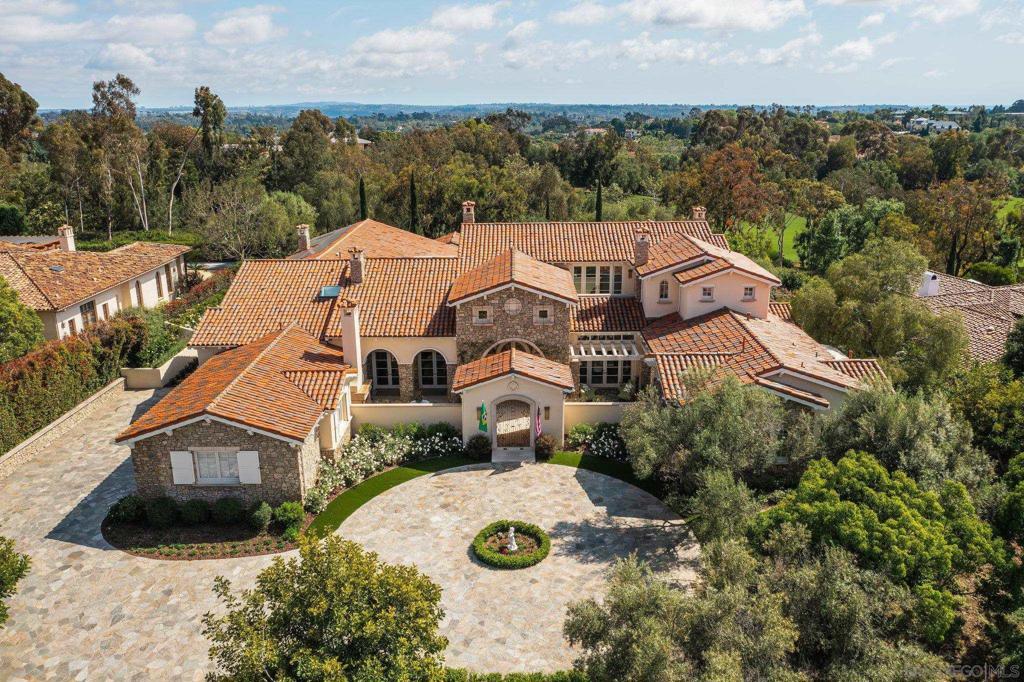Property Photo: 6709 Calle Ponte Bella CA 92091