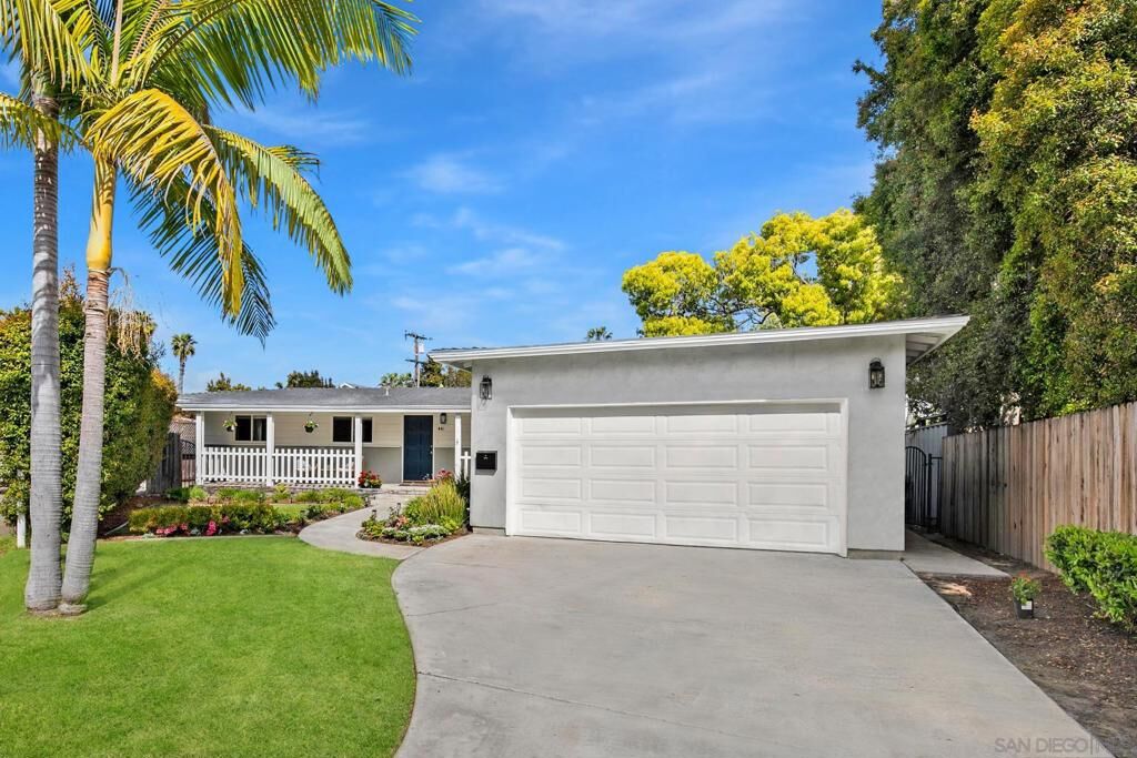 Property Photo:  441 Country Club Ln  CA 92118 