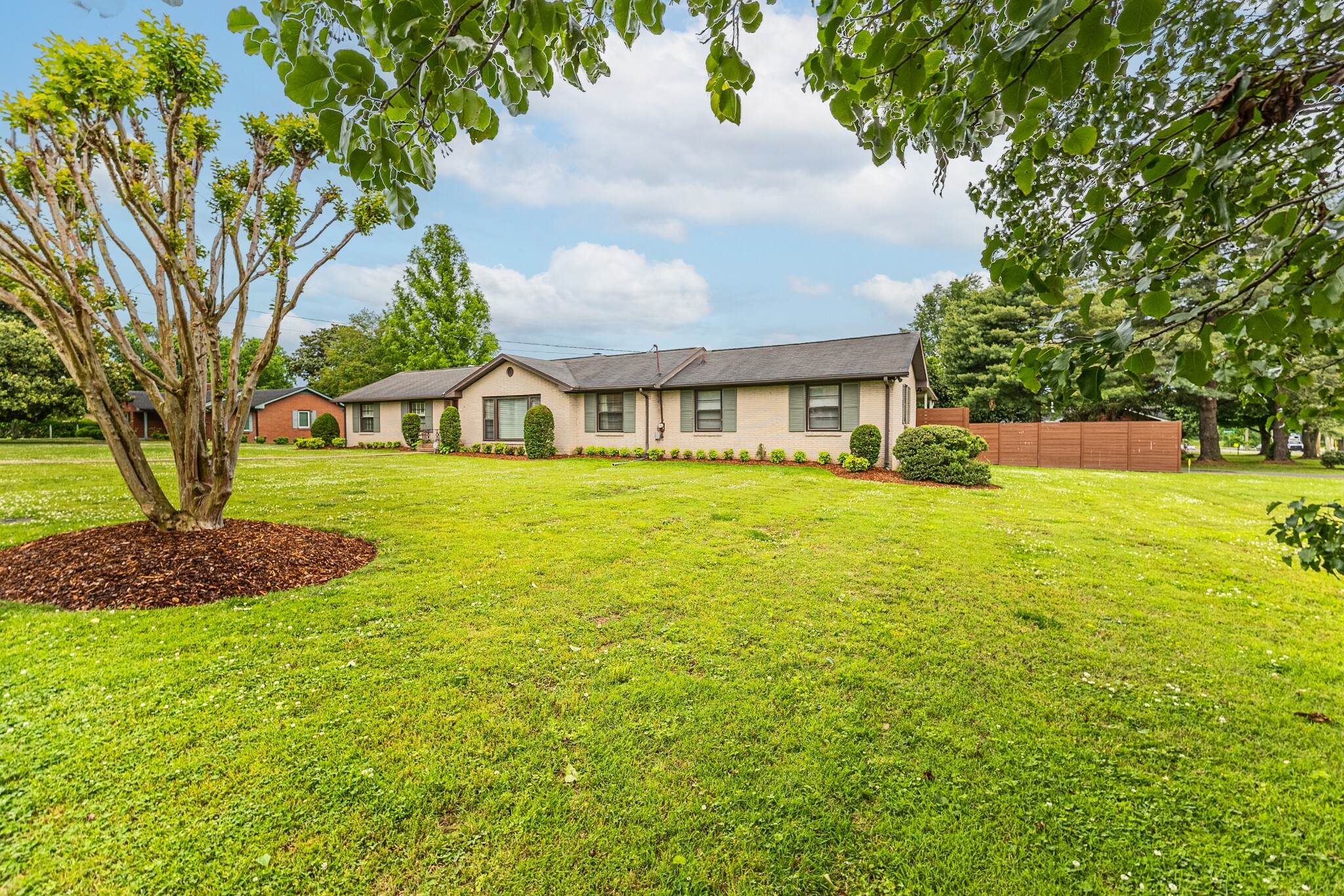 Property Photo: 2501 Meadowood Dr TN 37214