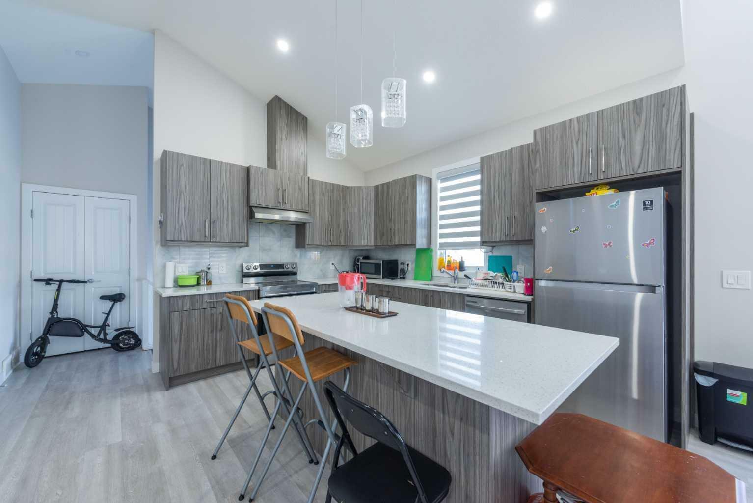 Property Photo: 41 7 Avenue SE 1 AB T1V 1E9