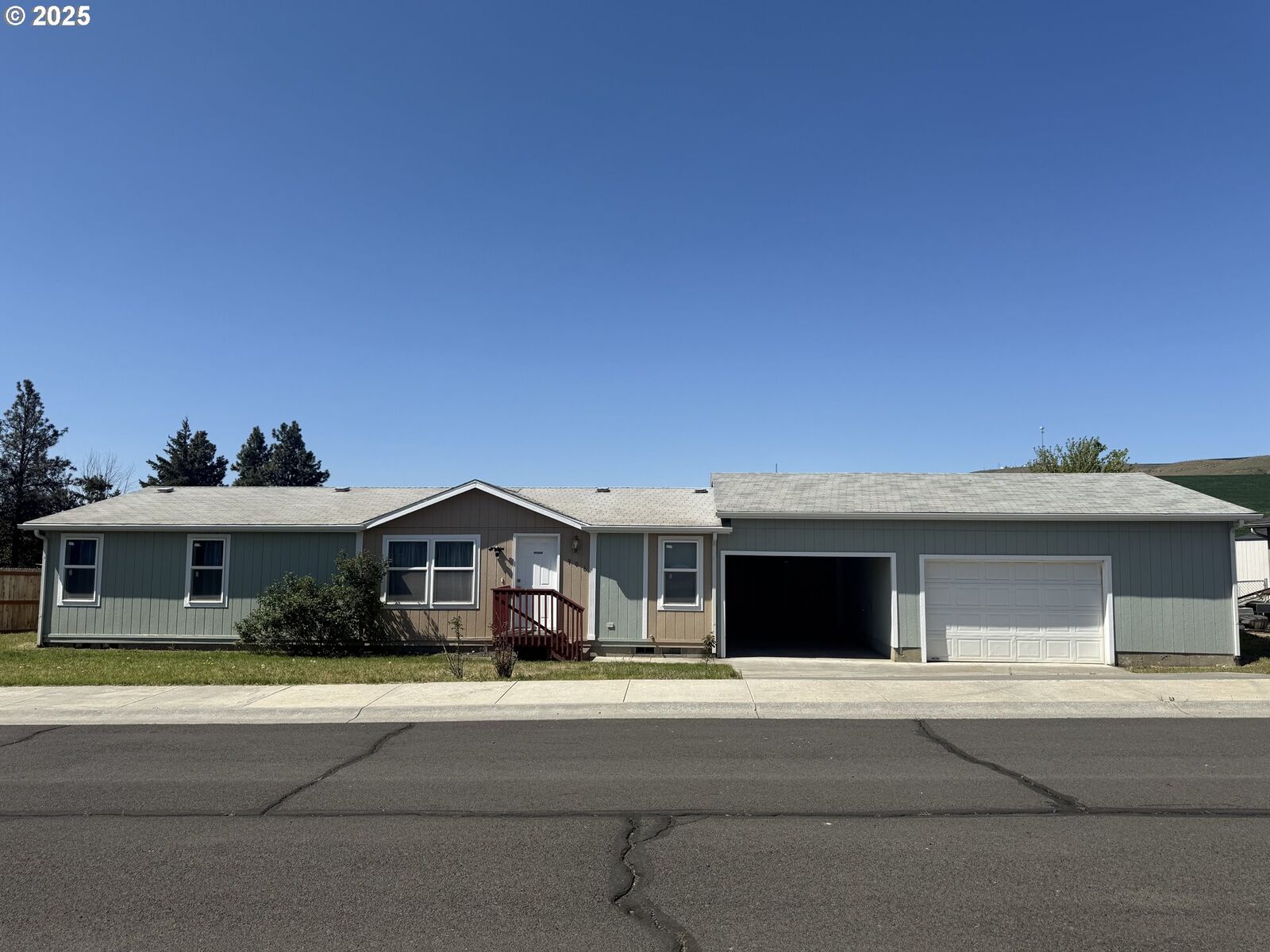 Property Photo: 906 Toll Rd OR 97021