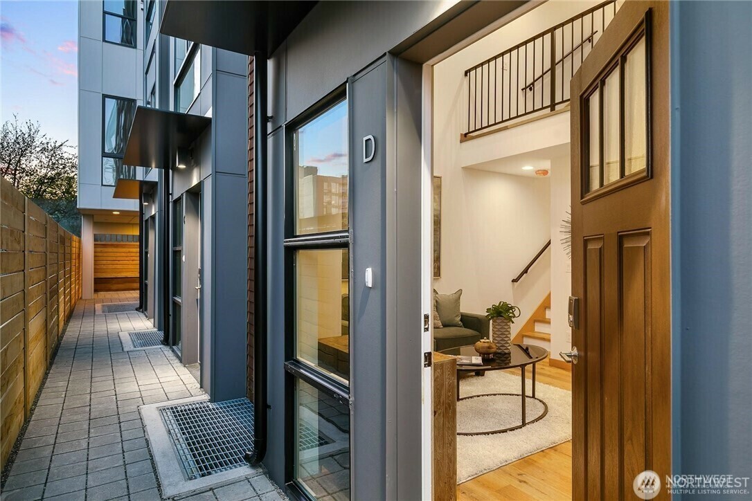Property Photo: 1431 24th Avenue F WA 98122