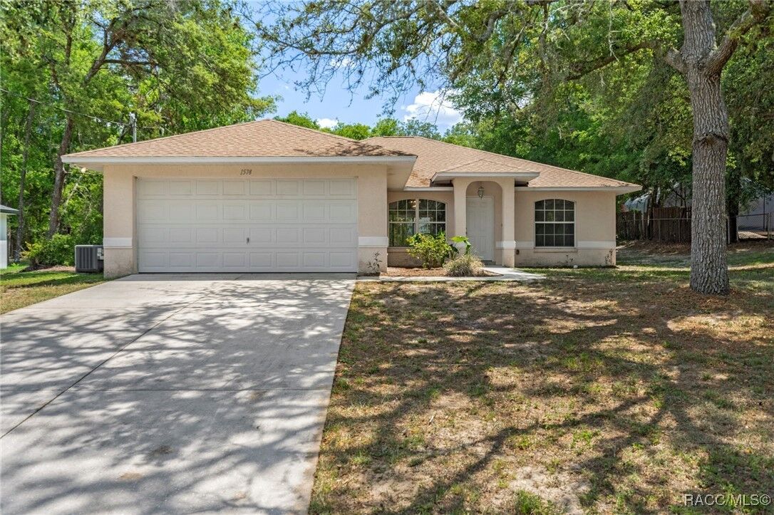 Property Photo: 1574 W Lavender Lane FL 34434