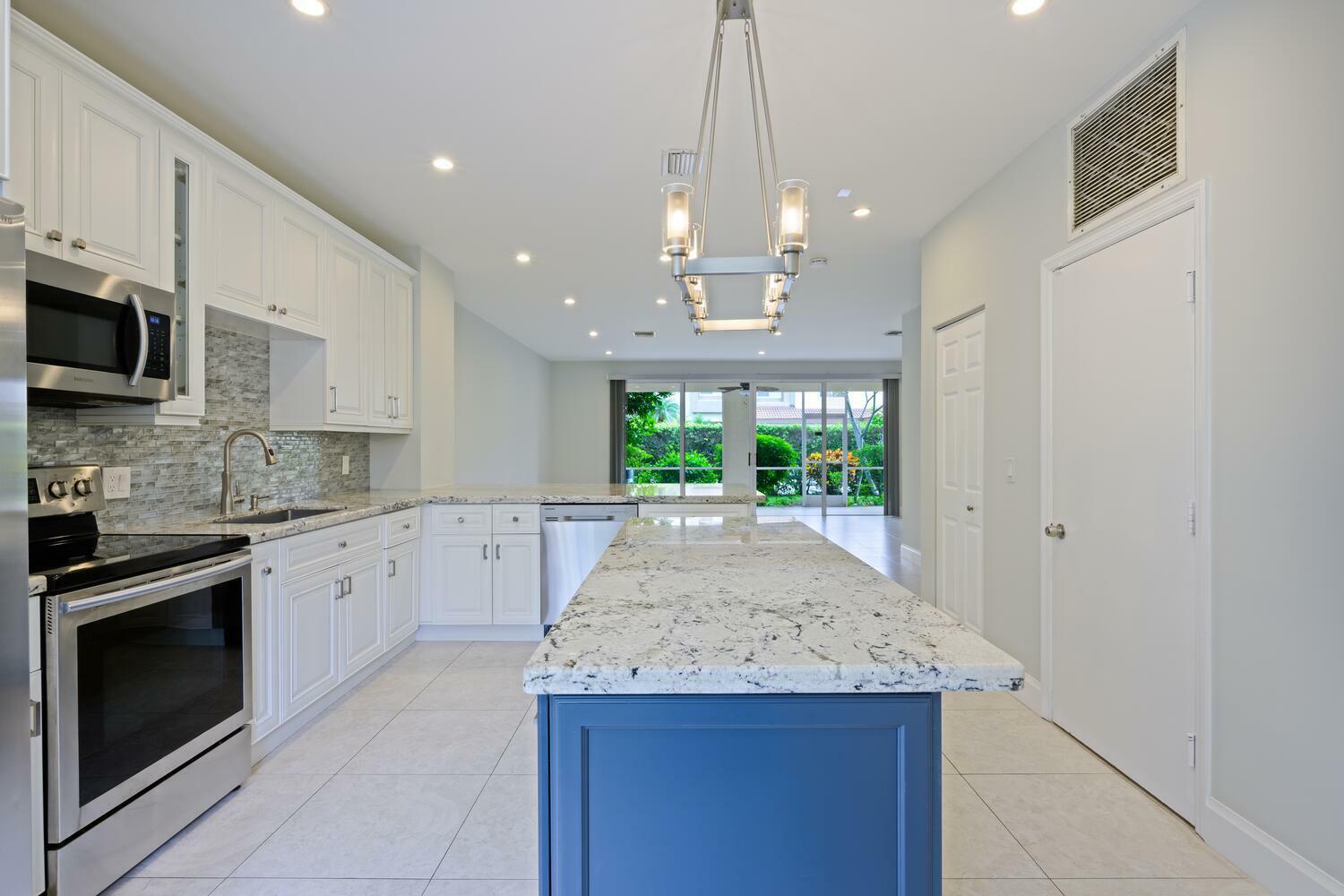 Property Photo:  6817 Via Regina  FL 33433 