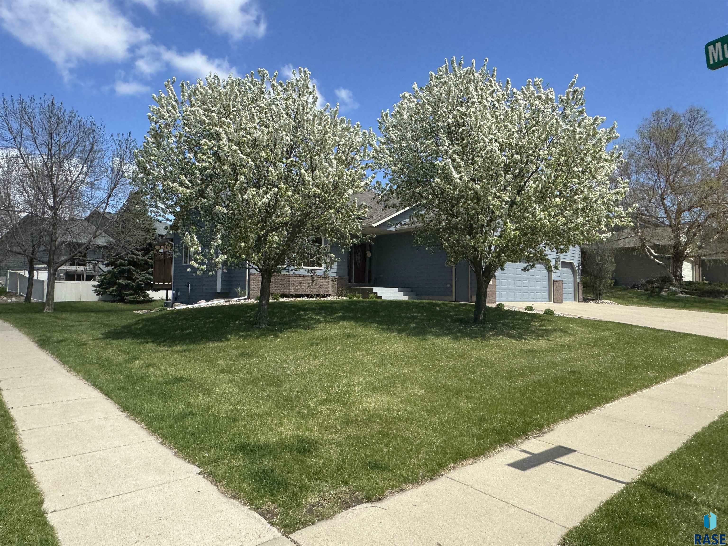 Property Photo:  812 W Quail Creek Cir  SD 57108 