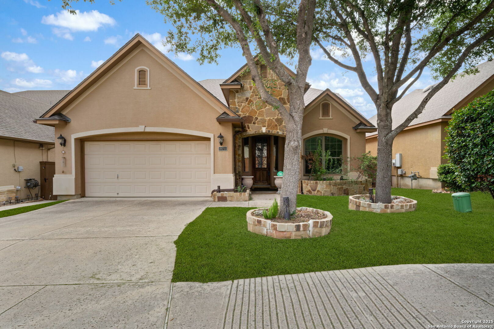Property Photo: 18211 Dogwood Path TX 78259