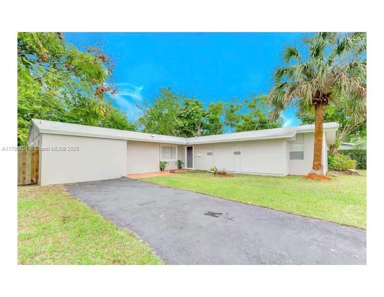 Property Photo: 15831 Palmetto Club Dr FL 33157