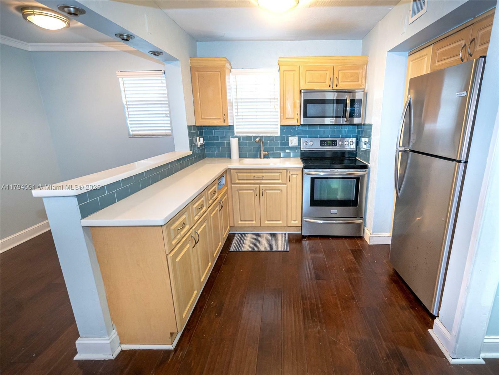 Property Photo: 1527 Jackson St 1 FL 33020