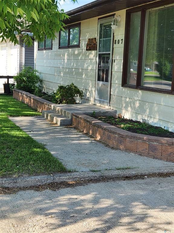 Property Photo: 807 Elsinore Street SK S0G 5C0