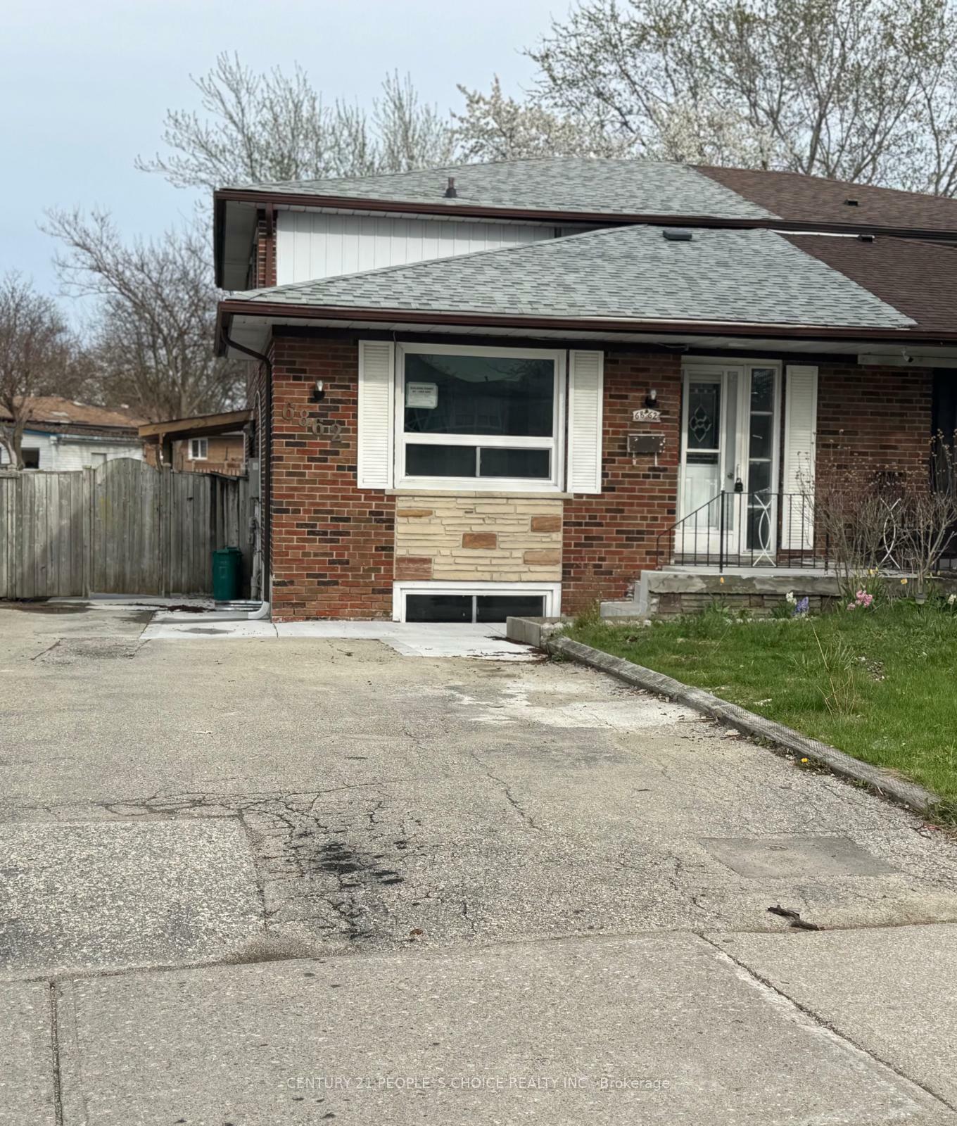 Property Photo: 6862 Darcel Avenue ON L4T 2W5