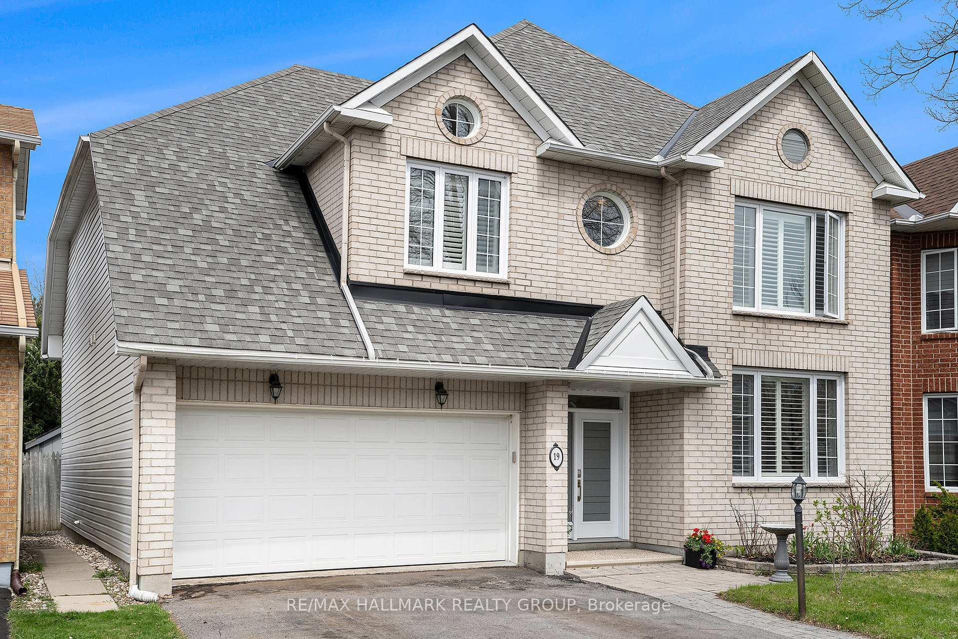 Property Photo: 19 Westwinds Place ON K2G 6L1