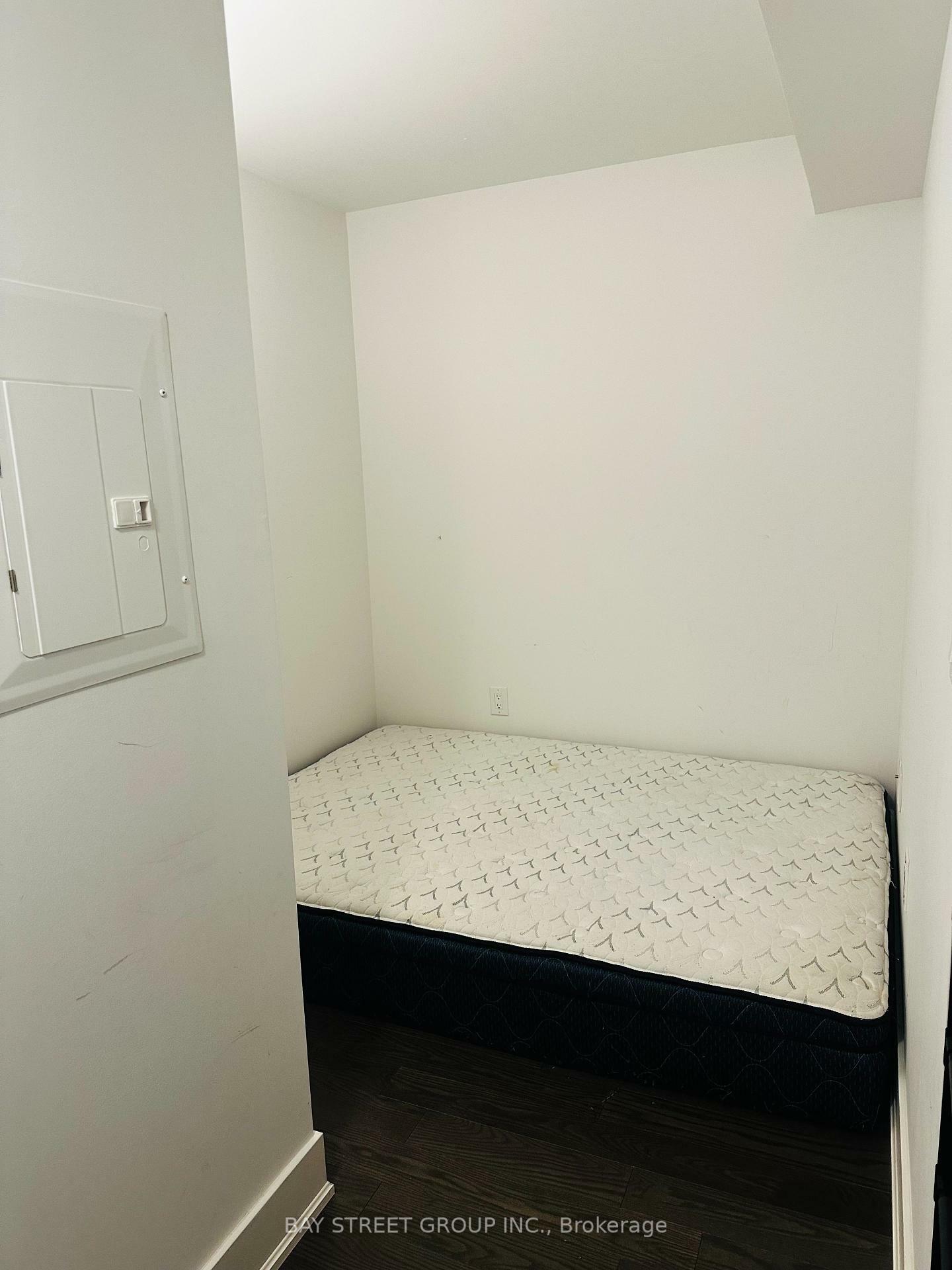 Property Photo: 955 Bay Street 722 ON M5S 2A2