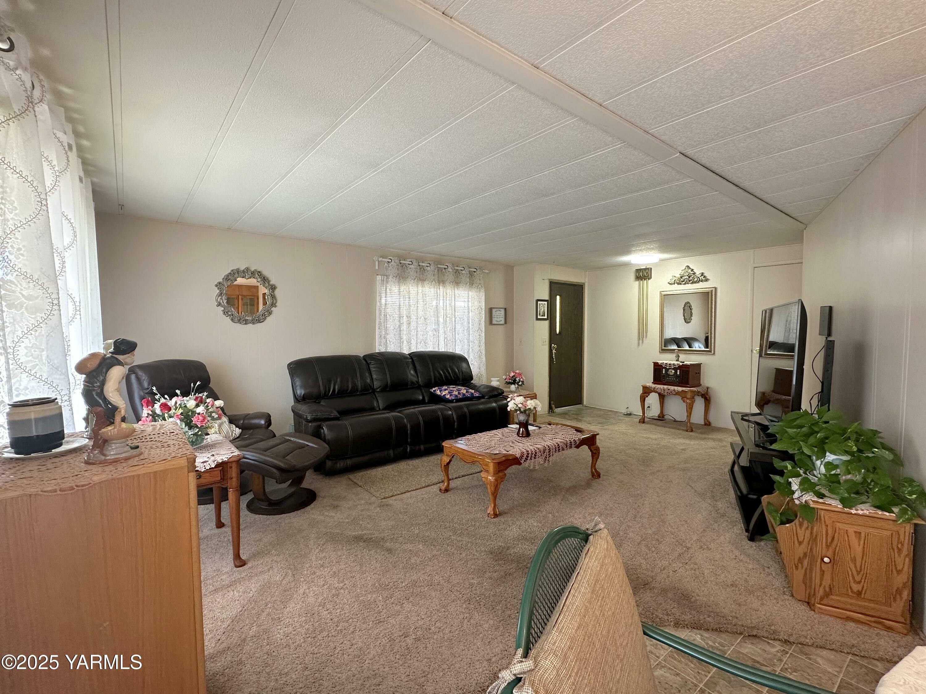 Property Photo: 18 W Washington Ave 11 WA 98903