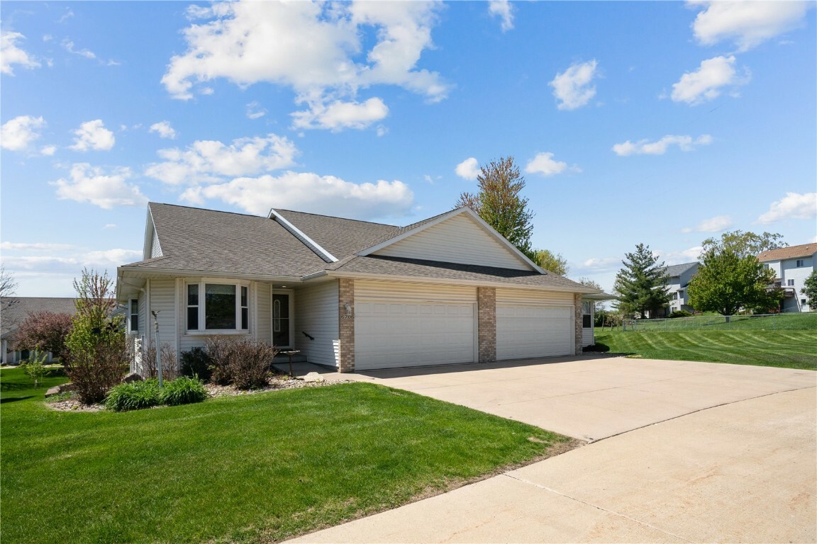 Property Photo: 6706 Waterview Drive IA 52404