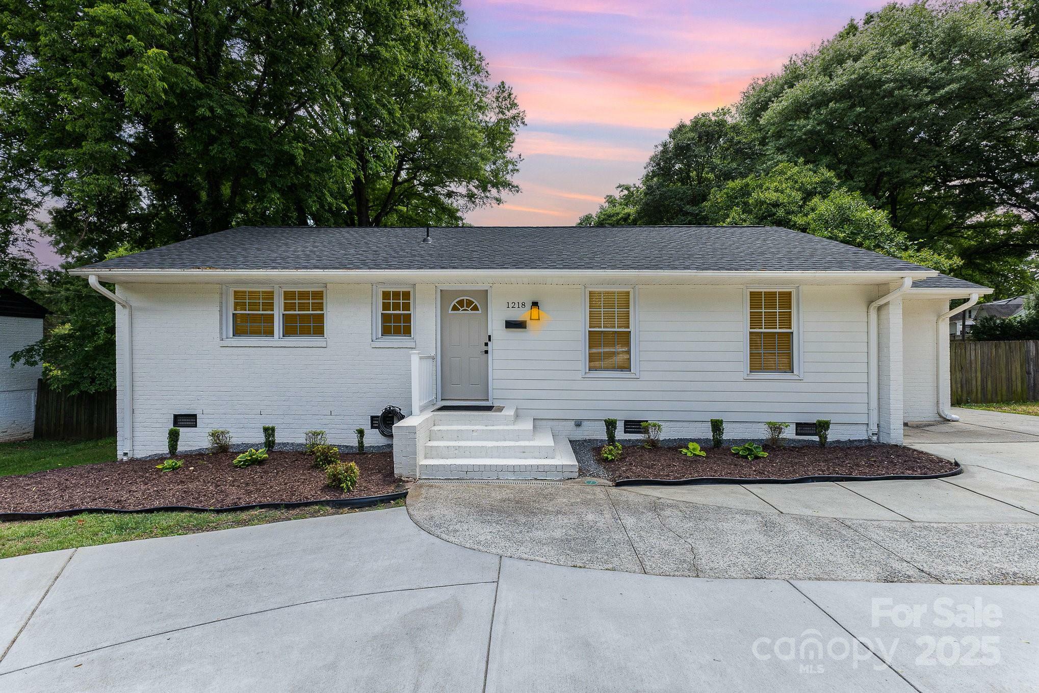 Property Photo: 1218 E Woodlawn Road NC 28209
