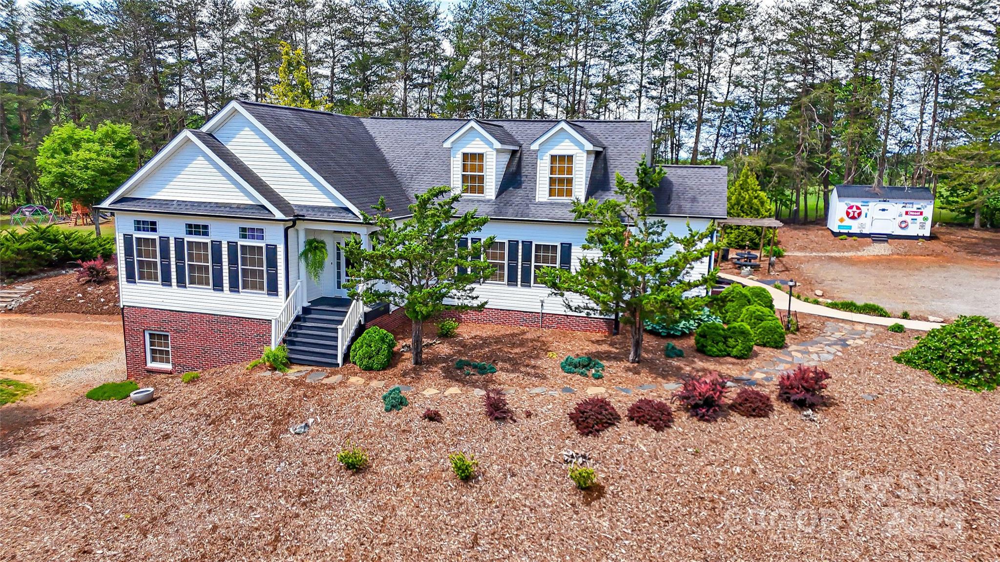 Property Photo: 5562 Jenkins Road NC 28655