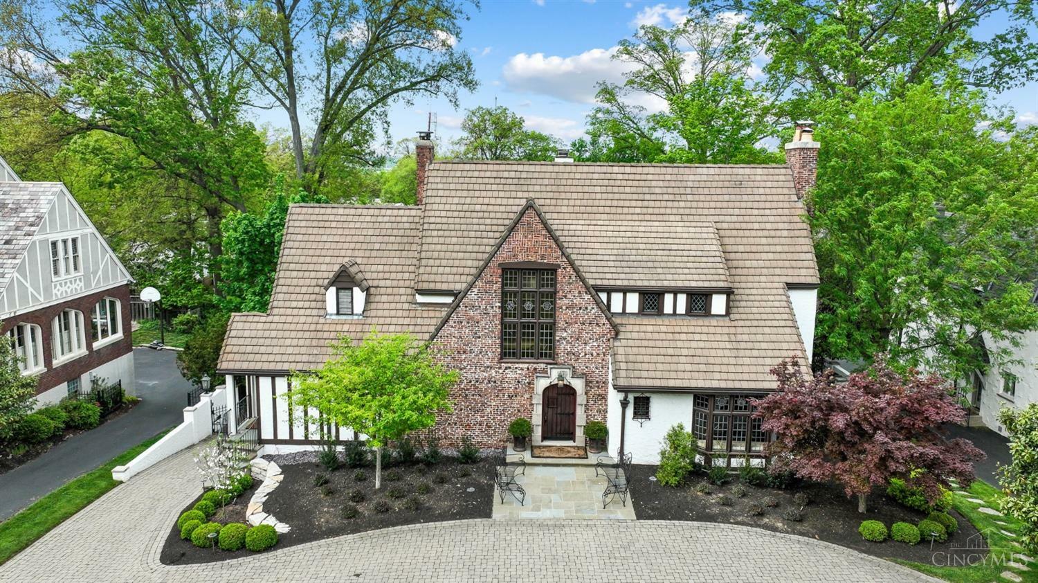 Property Photo: 3112 Victoria Avenue OH 45208
